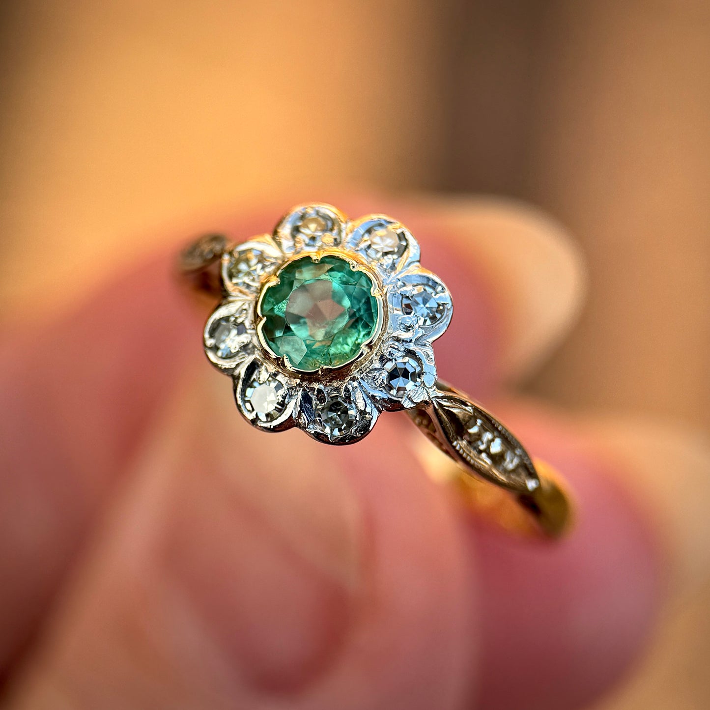 18CT Gold & Platinum Edwardian 0.40ct Emerald & 0.20ct Diamond Daisy Cluster Ring