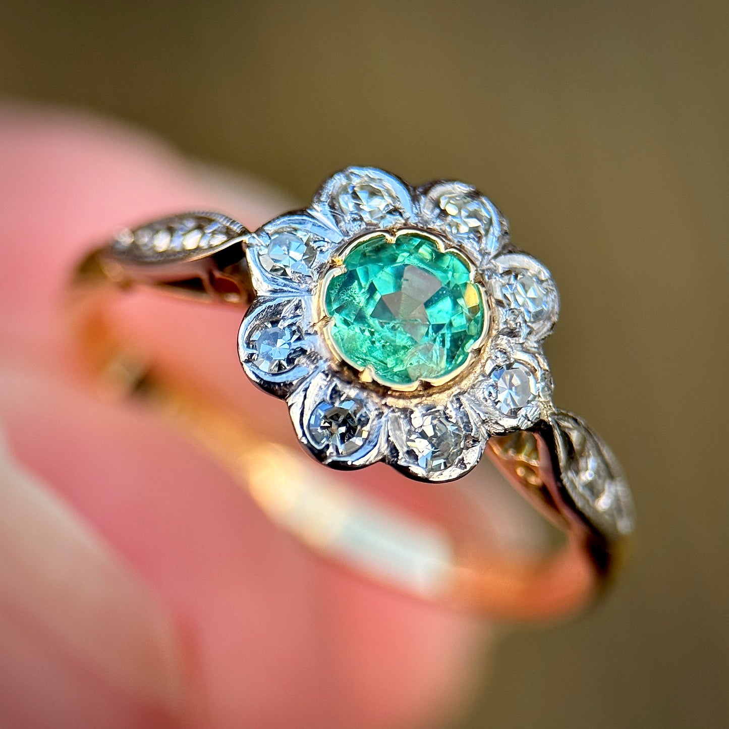 18CT Gold & Platinum Edwardian 0.40ct Emerald & 0.20ct Diamond Daisy Cluster Ring