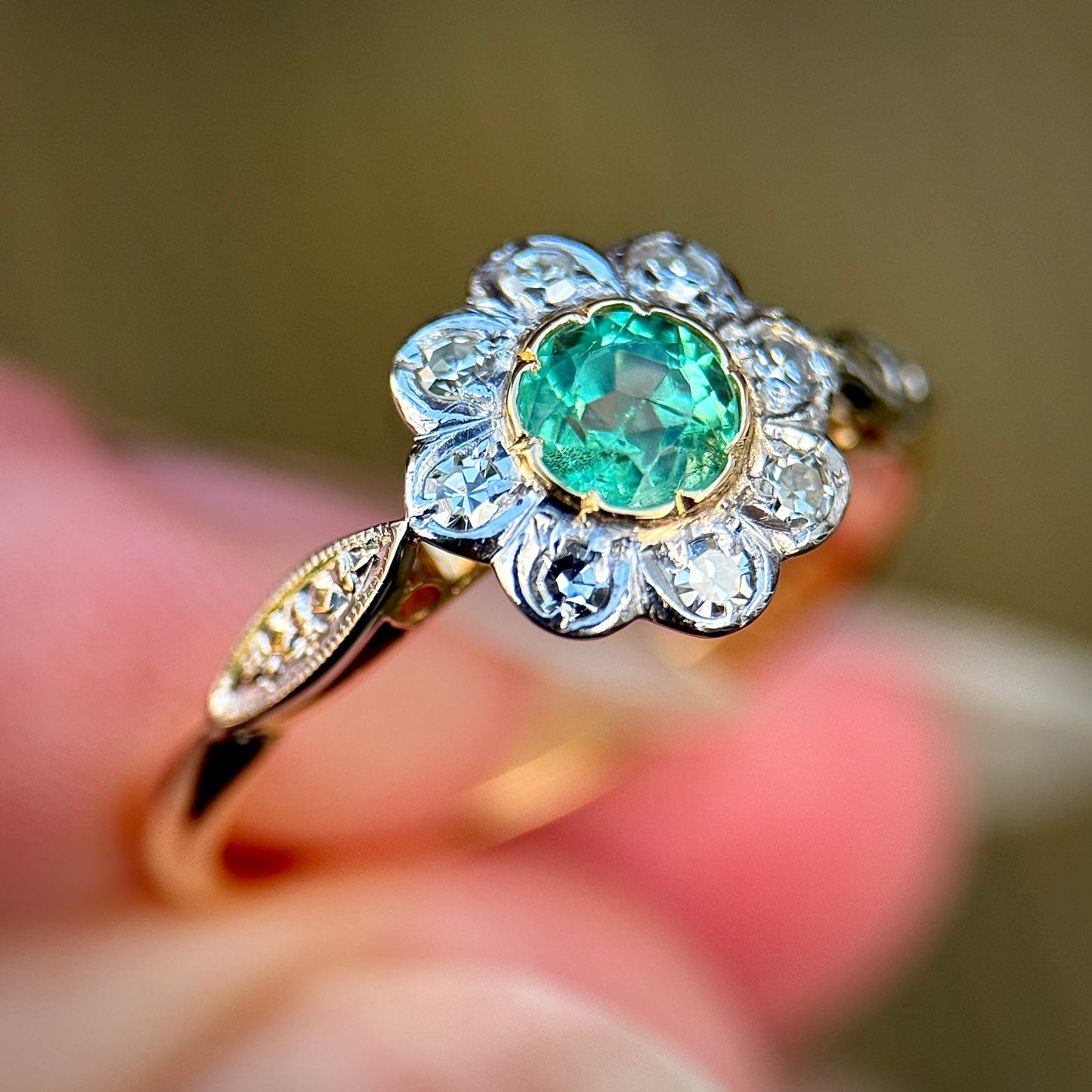 18CT Gold & Platinum Edwardian 0.40ct Emerald & 0.20ct Diamond Daisy Cluster Ring