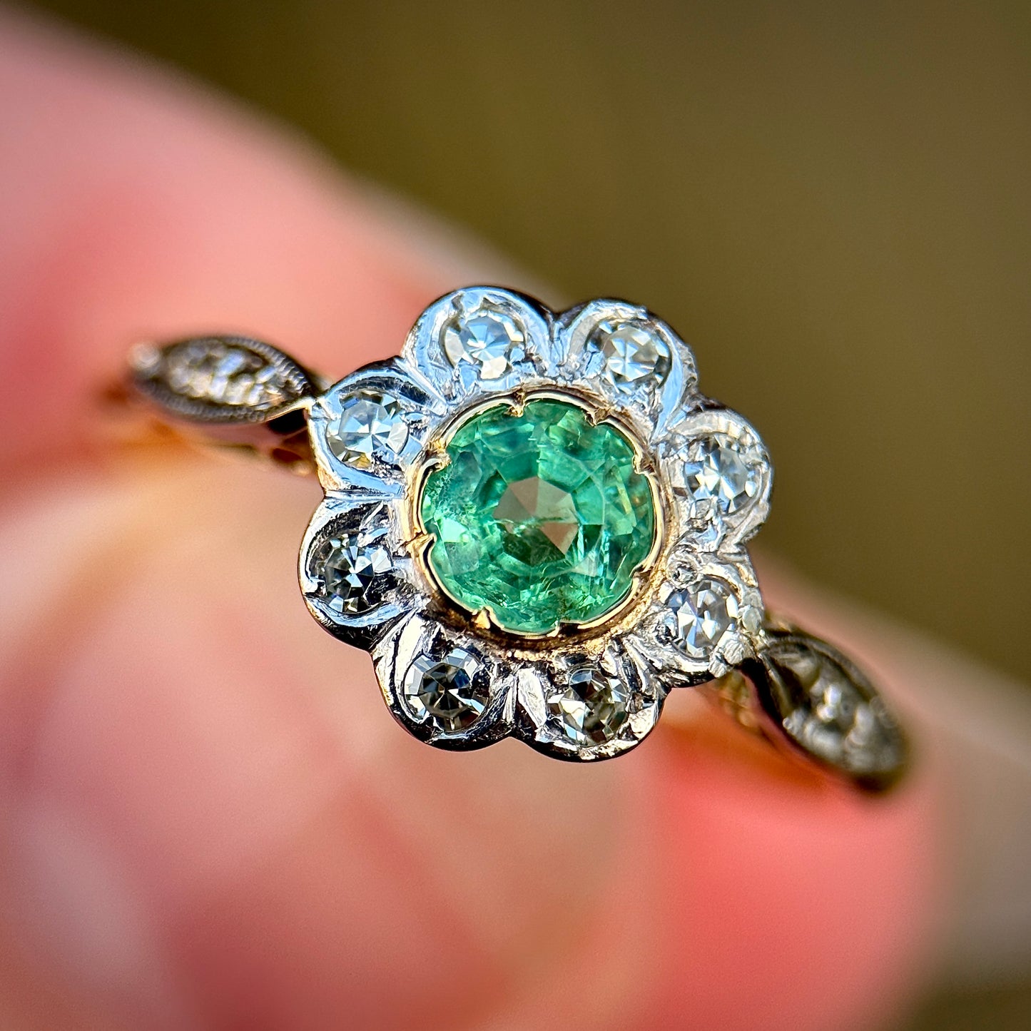 18CT Gold & Platinum Edwardian 0.40ct Emerald & 0.20ct Diamond Daisy Cluster Ring