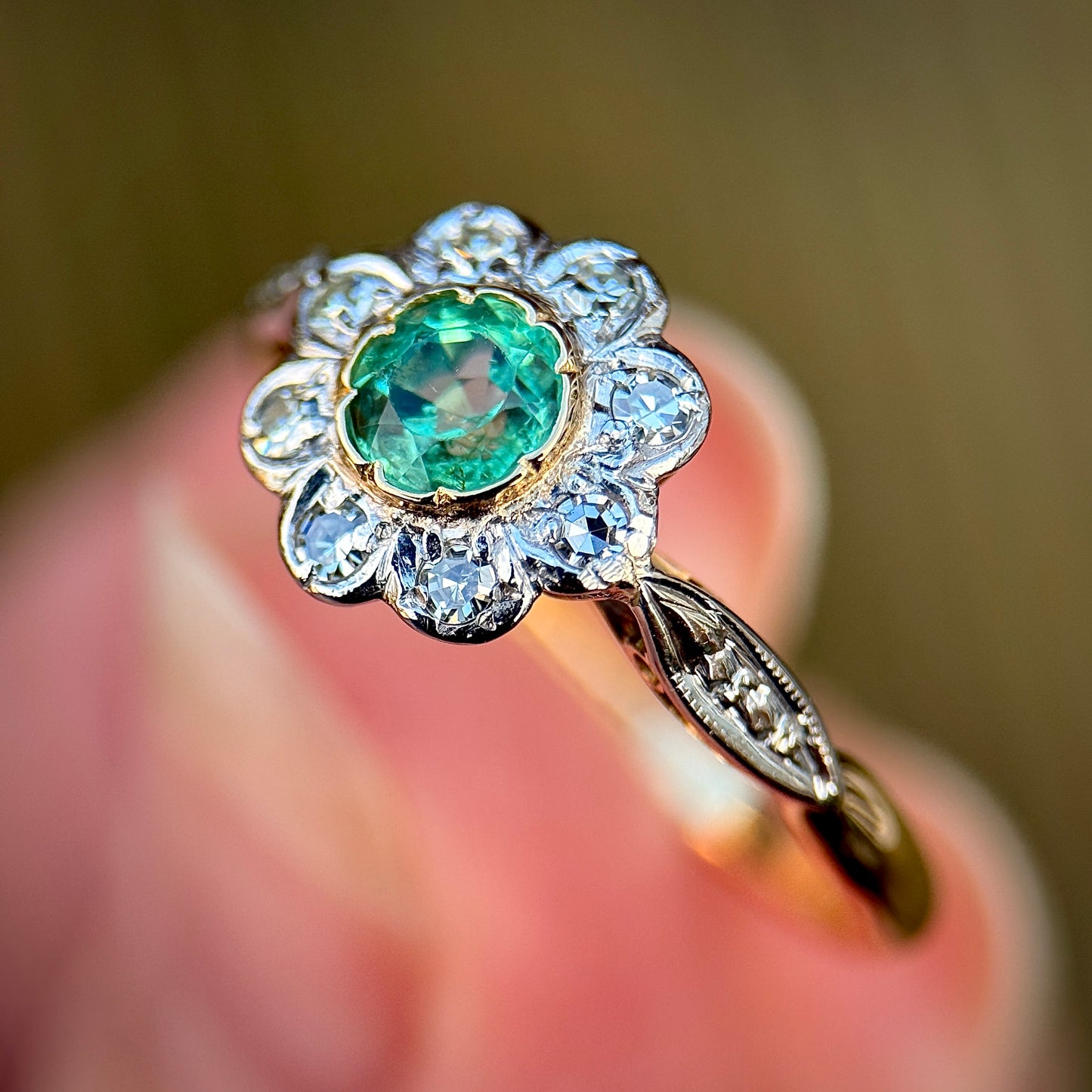 18CT Gold & Platinum Edwardian 0.40ct Emerald & 0.20ct Diamond Daisy Cluster Ring